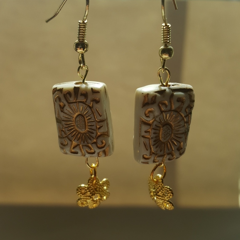 🕊️White and Gold💛 Statement Earrings🌻 - Picture 2 of 2